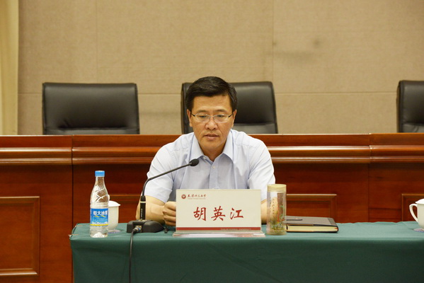 胡英江宣读表彰决定